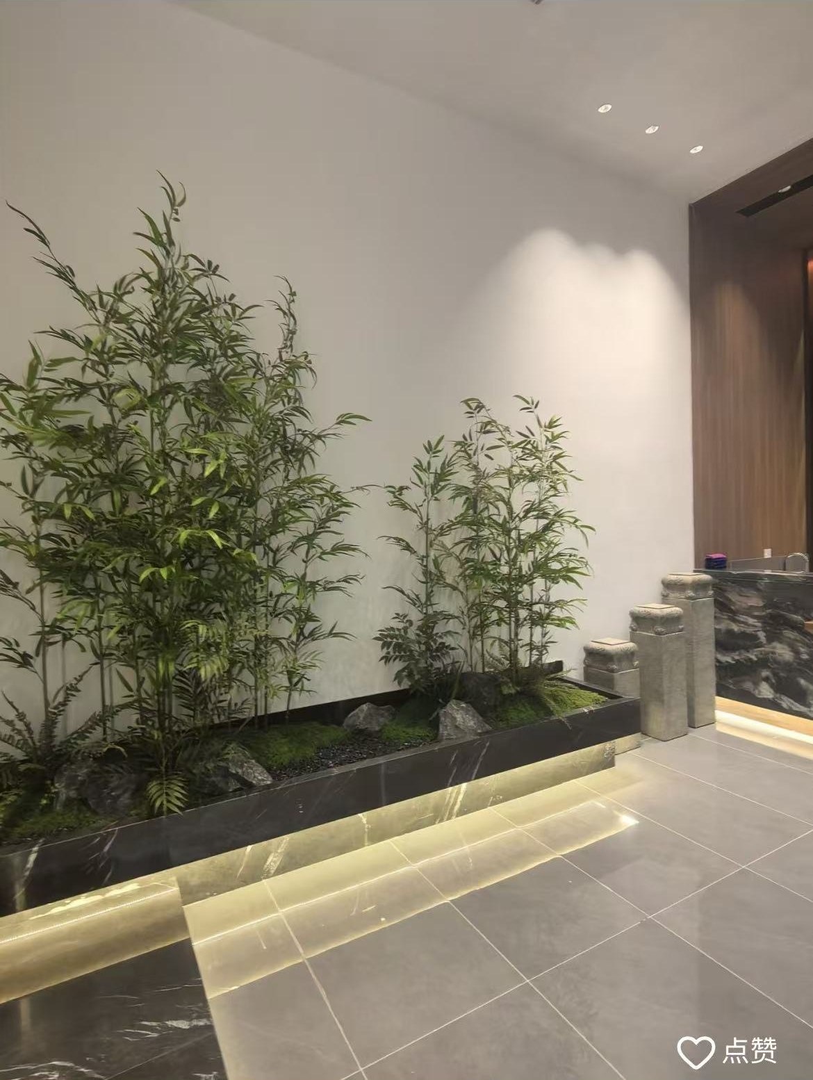 酒鉴馆内的竹景、石材和柔和灯光