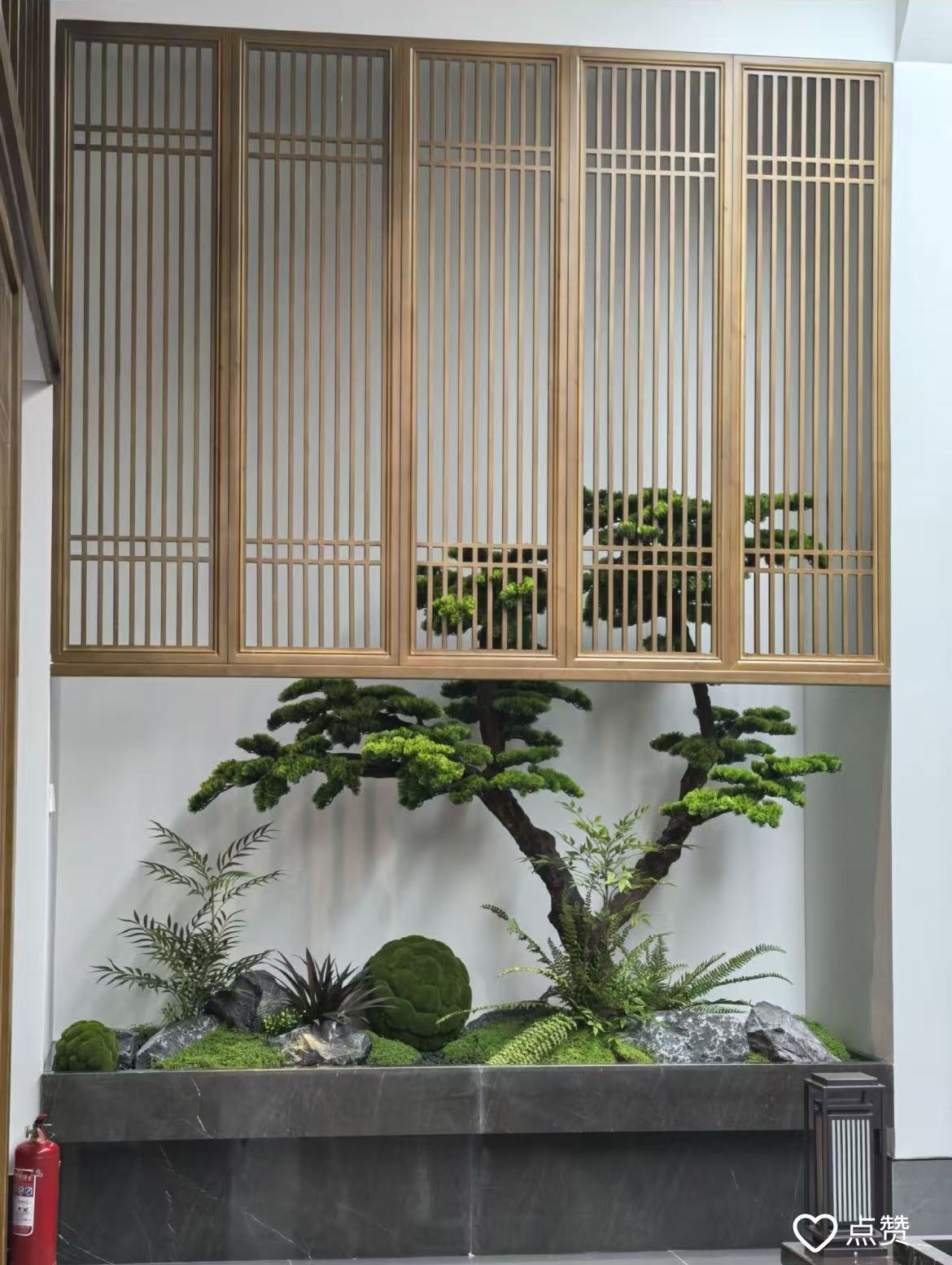 酒鉴馆内的木格栅、松景和植物景观